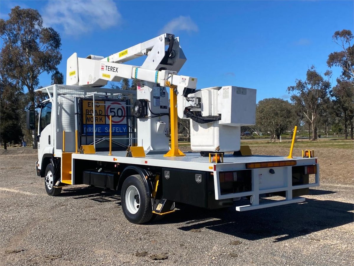 2011 Isuzu F Series FRR 500 image 6