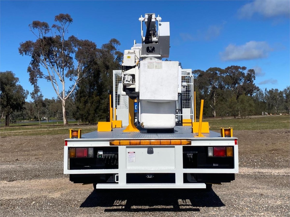 2011 Isuzu F Series FRR 500 image 7
