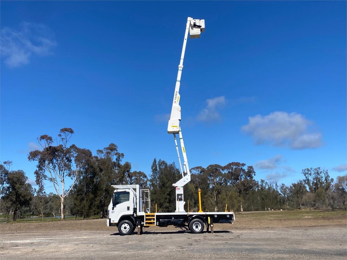 2011 Isuzu F Series FRR 500 image 3