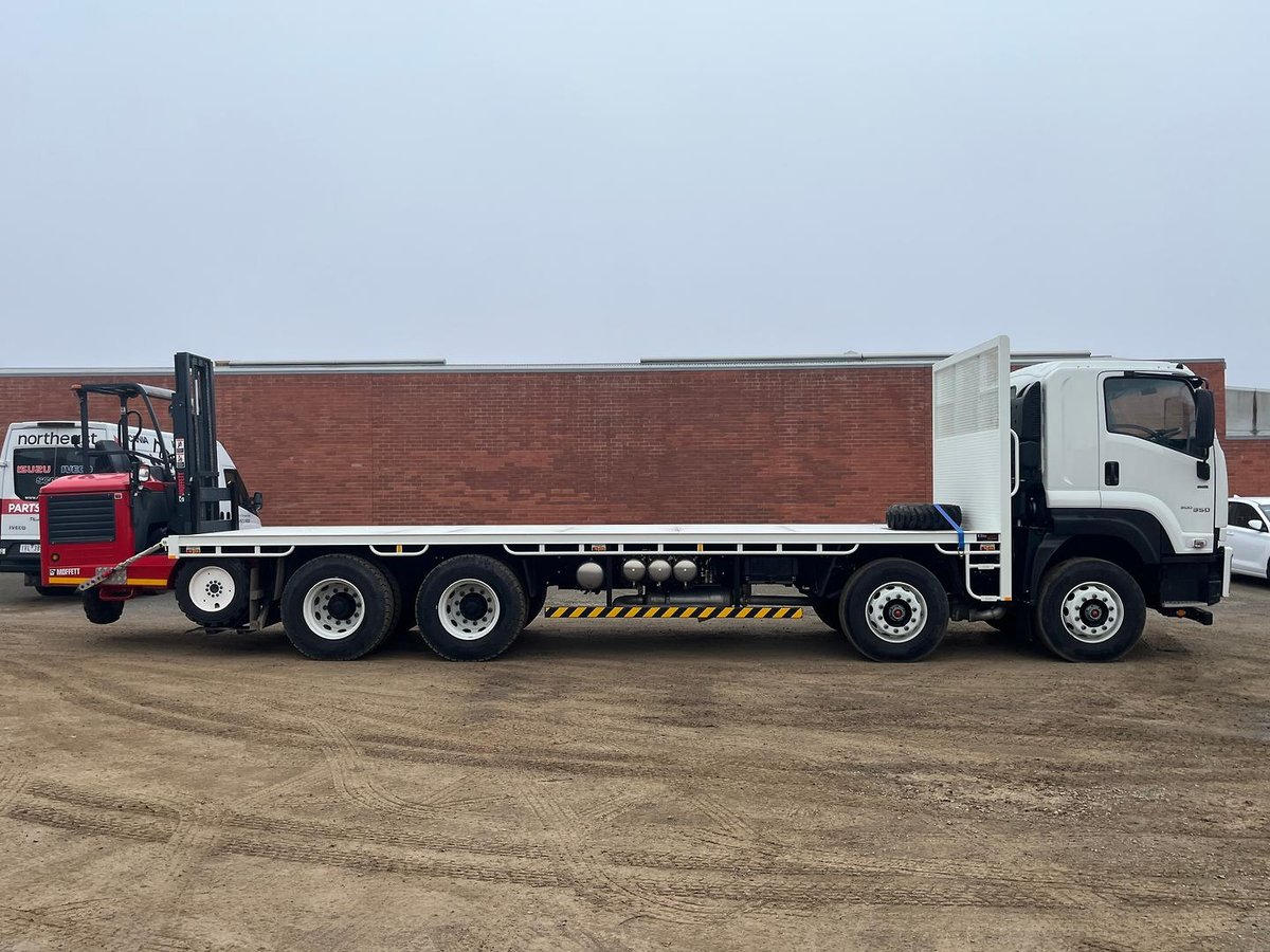 2025 Isuzu F Series FYJ300-350 image 6