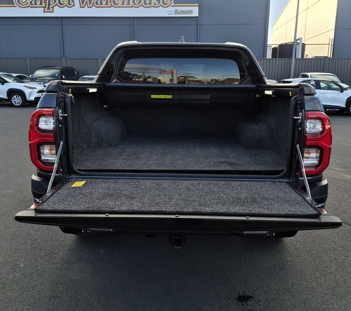 2023 Toyota Hilux 4x4 image 10