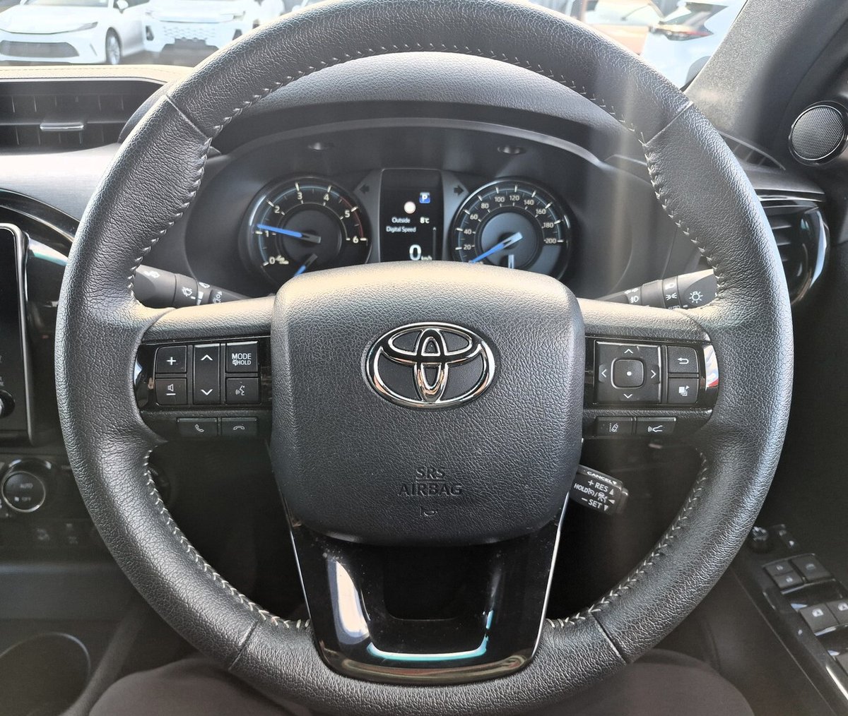 2023 Toyota Hilux 4x4 image 11
