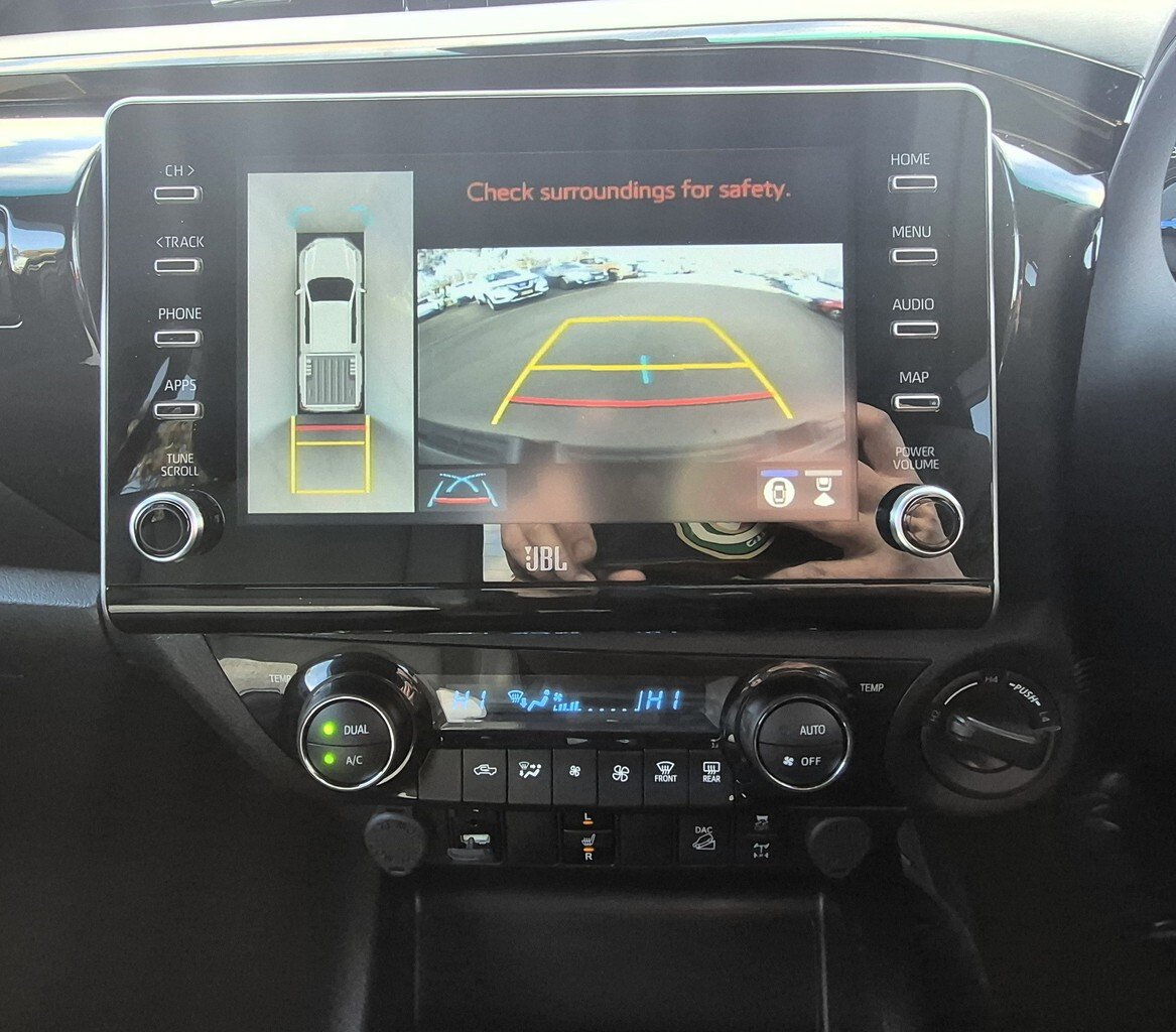 2023 Toyota Hilux 4x4 image 18