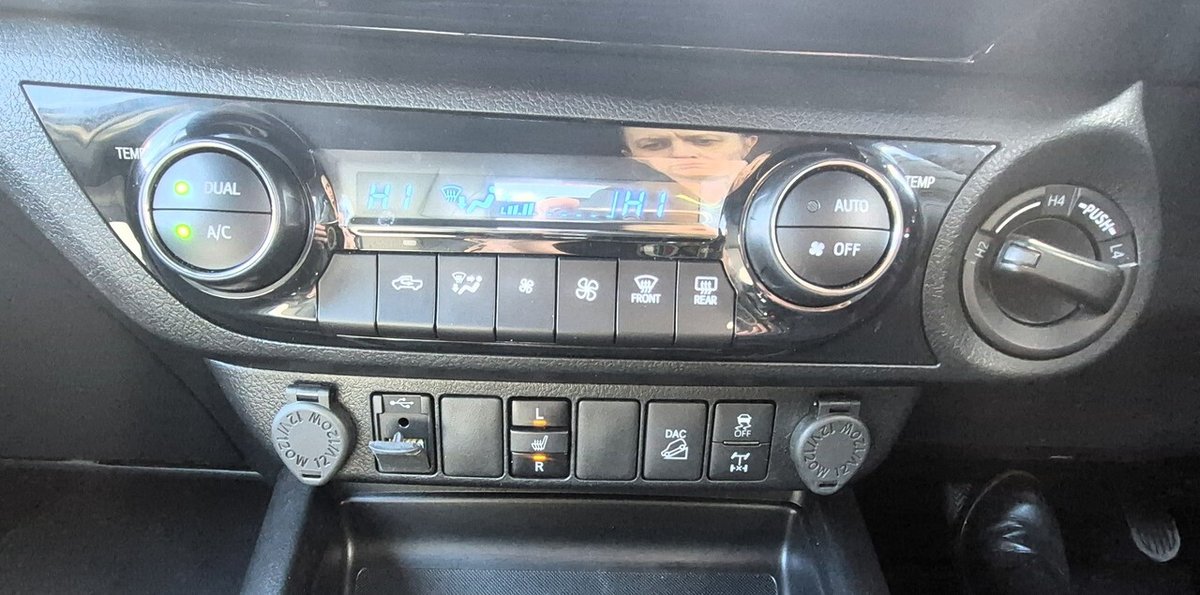 2023 Toyota Hilux 4x4 image 22
