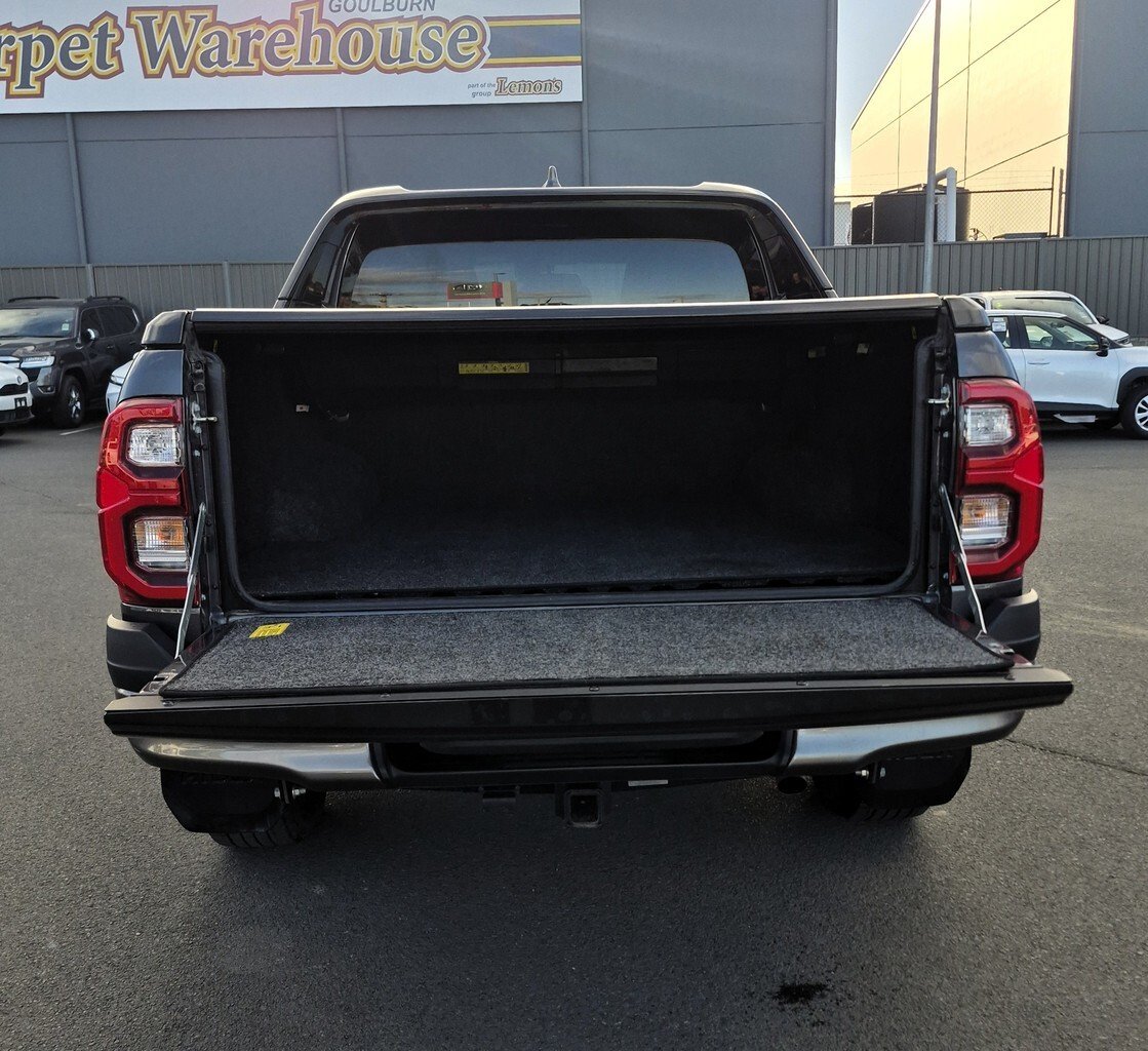 2023 Toyota Hilux 4x4 image 8