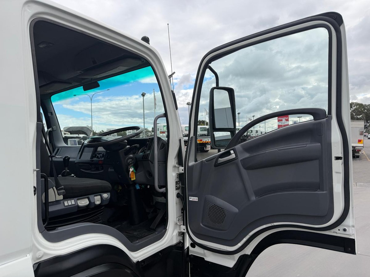 2015 Isuzu F Series FRR 600 image 17