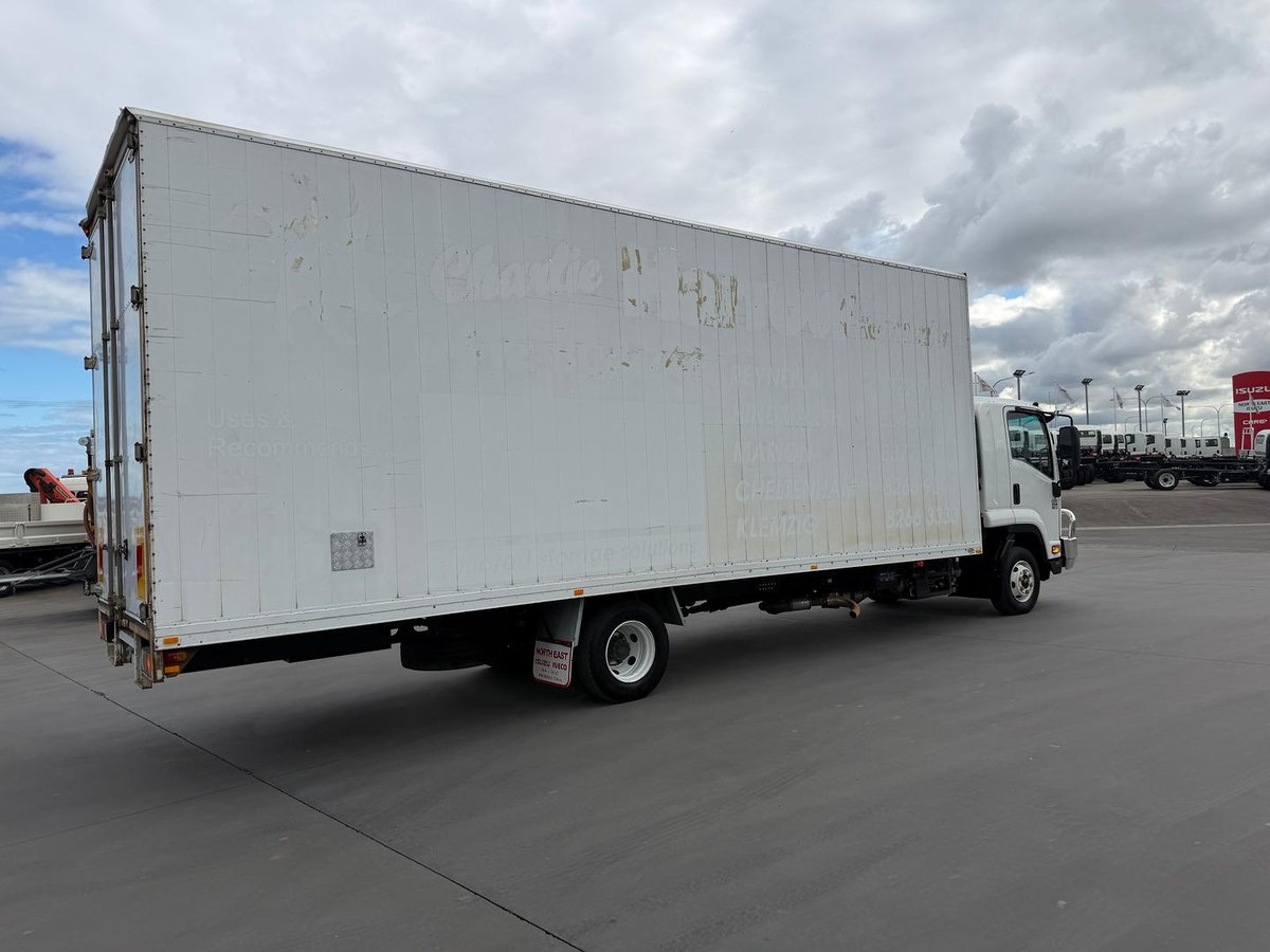 2015 Isuzu F Series FRR 600 image 6