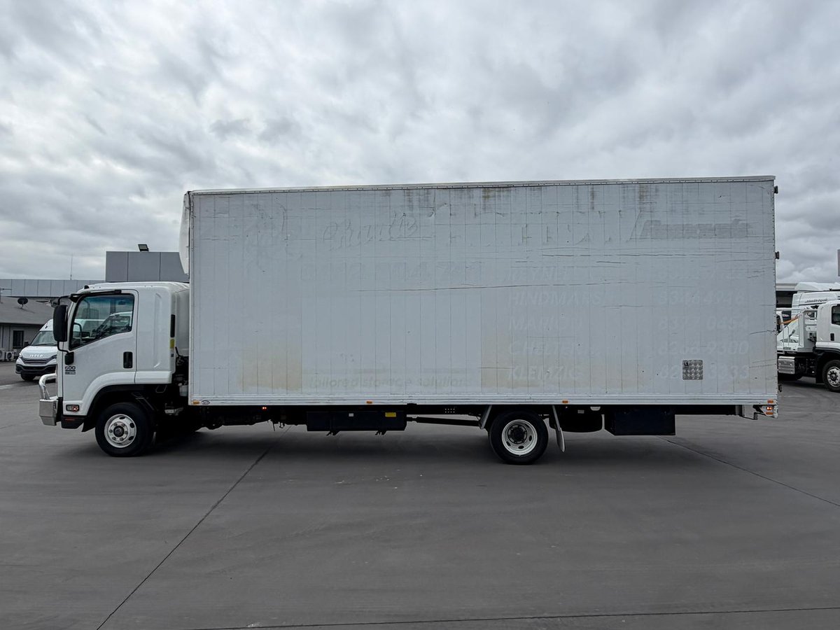 2015 Isuzu F Series FRR 600 image 11