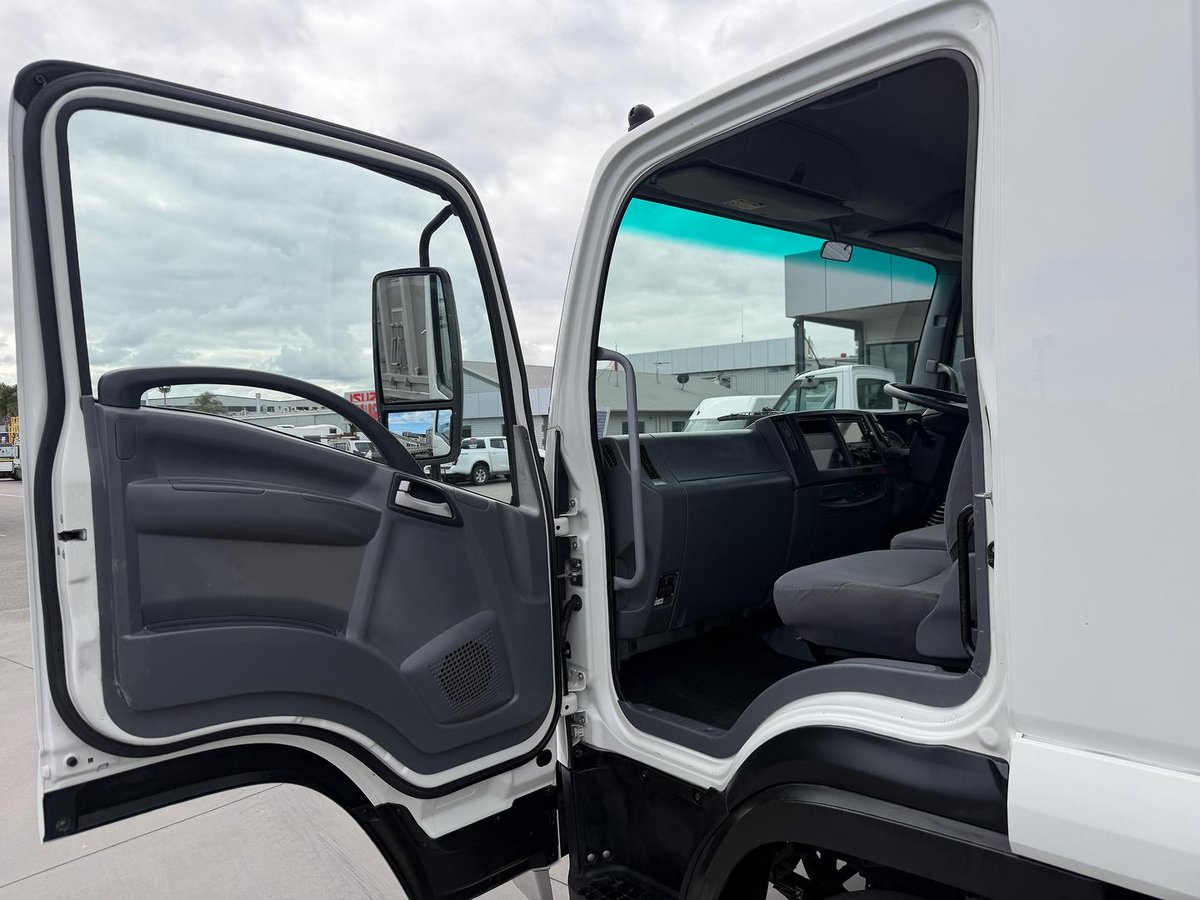 2015 Isuzu F Series FRR 600 image 22
