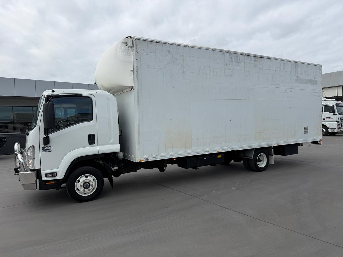 2015 Isuzu F Series FRR 600 image 12