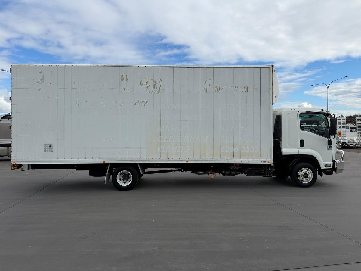 2015 Isuzu F Series FRR 600 image 5