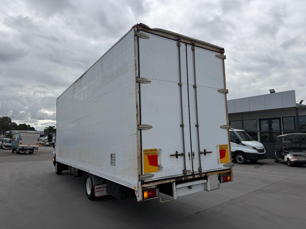2015 Isuzu F Series FRR 600 image 9