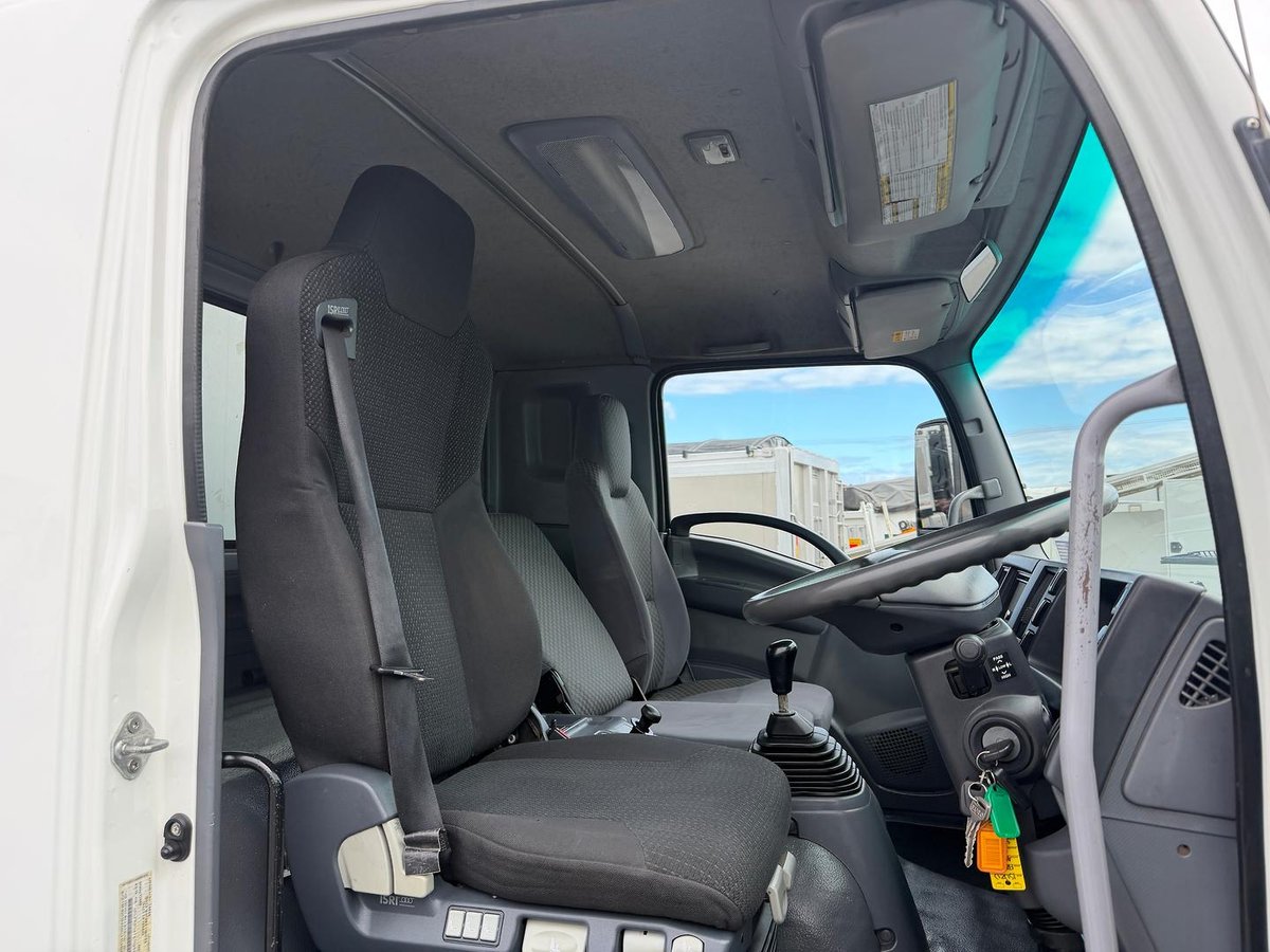 2015 Isuzu F Series FRR 600 image 18