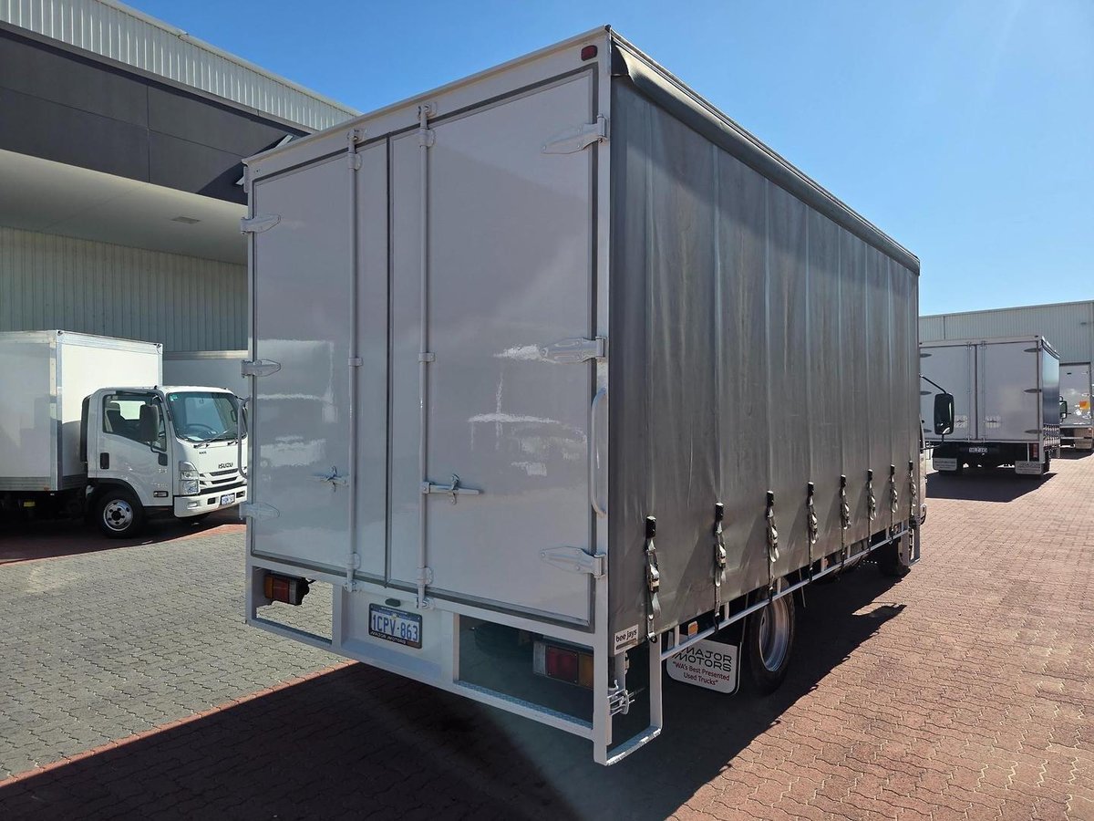 2006 Isuzu Npr400 8 Pallet Refrigerated Tautiner image 15