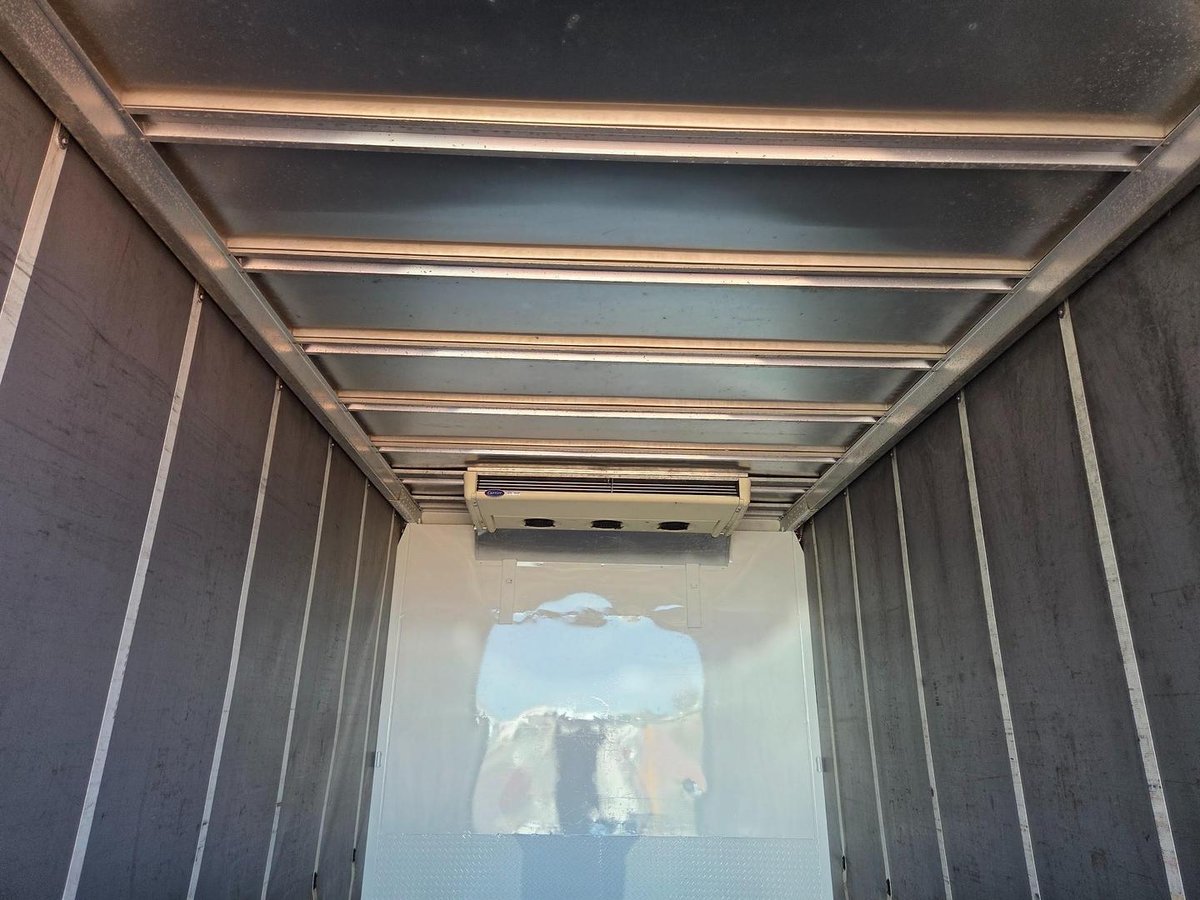 2006 Isuzu Npr400 8 Pallet Refrigerated Tautiner image 11