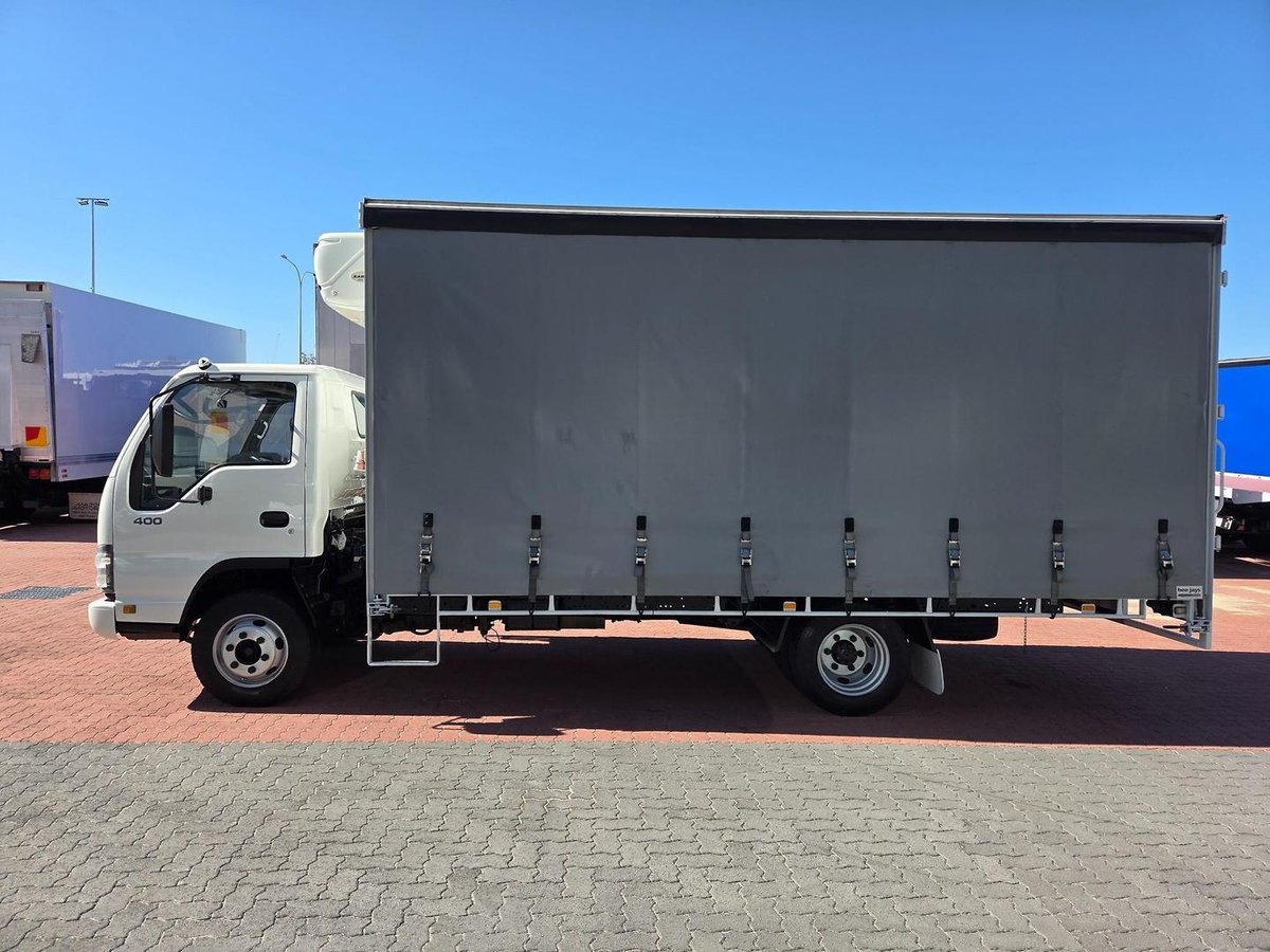 2006 Isuzu Npr400 8 Pallet Refrigerated Tautiner image 13