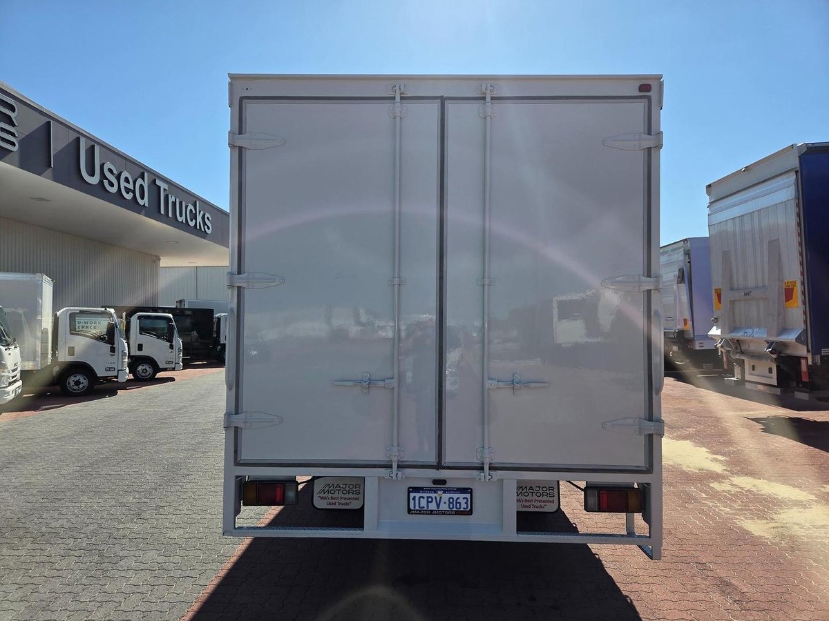 2006 Isuzu Npr400 8 Pallet Refrigerated Tautiner image 17