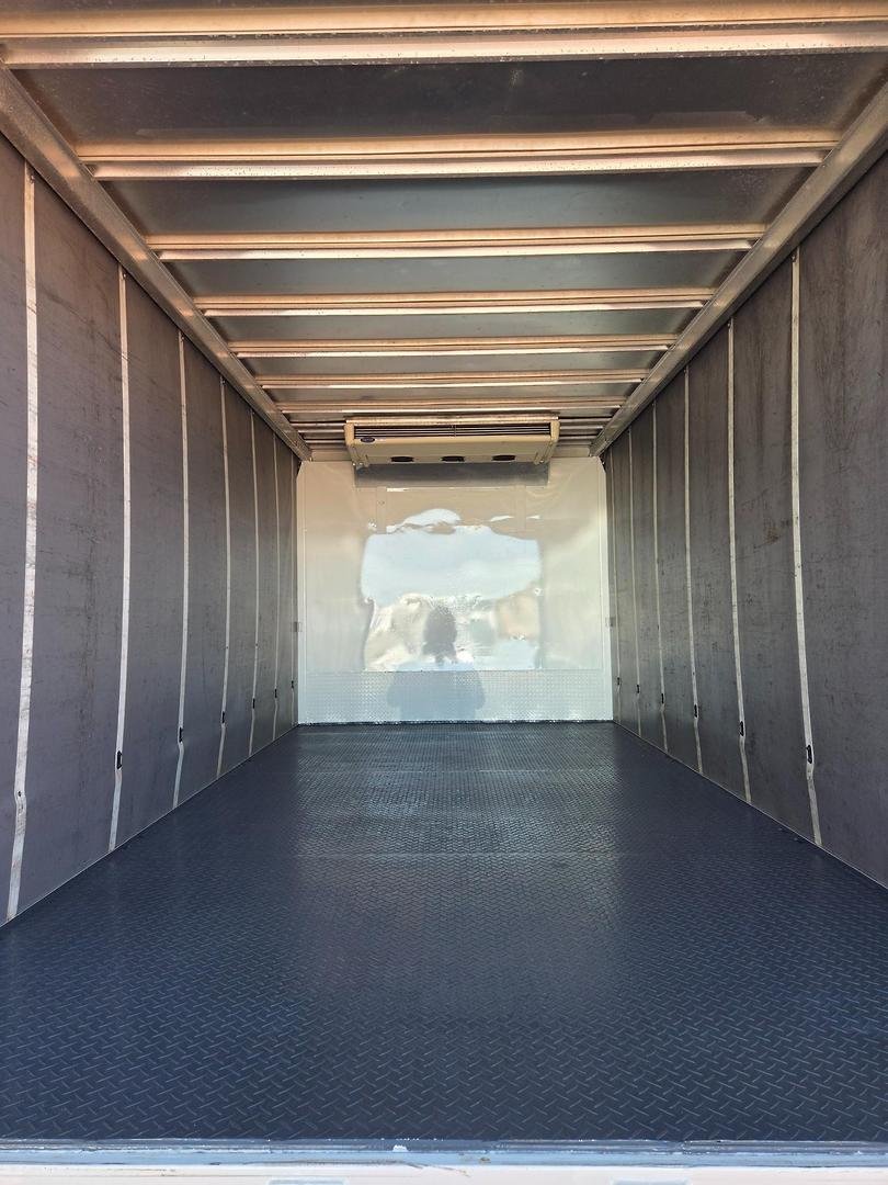 2006 Isuzu Npr400 8 Pallet Refrigerated Tautiner image 21
