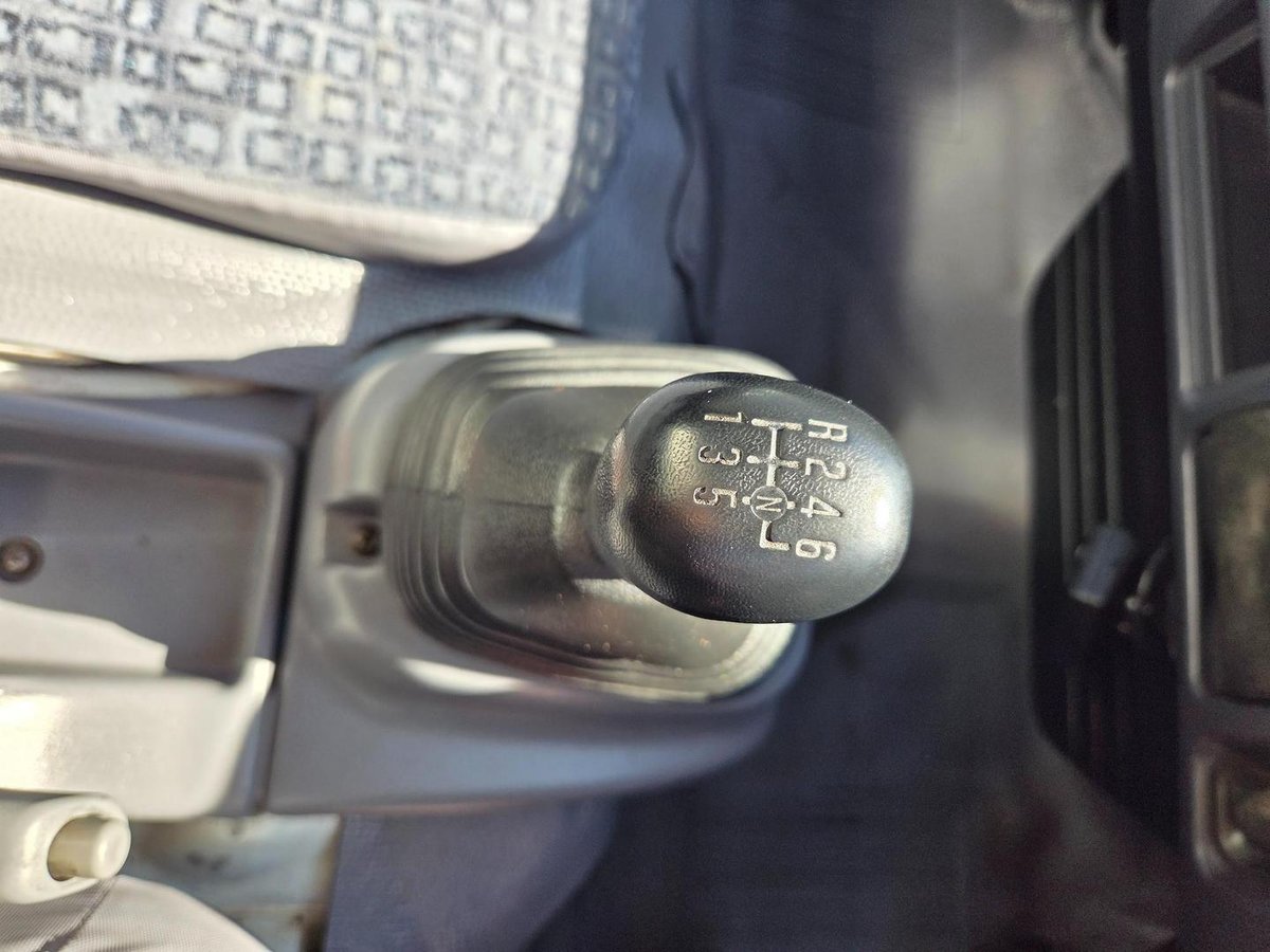 2006 Isuzu Npr400 8 Pallet Refrigerated Tautiner image 18