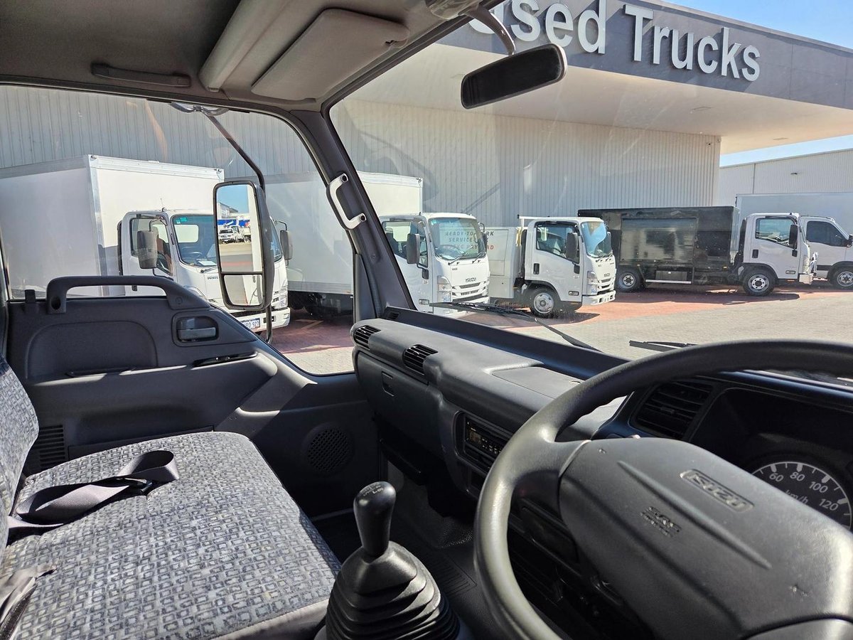 2006 Isuzu Npr400 8 Pallet Refrigerated Tautiner image 12