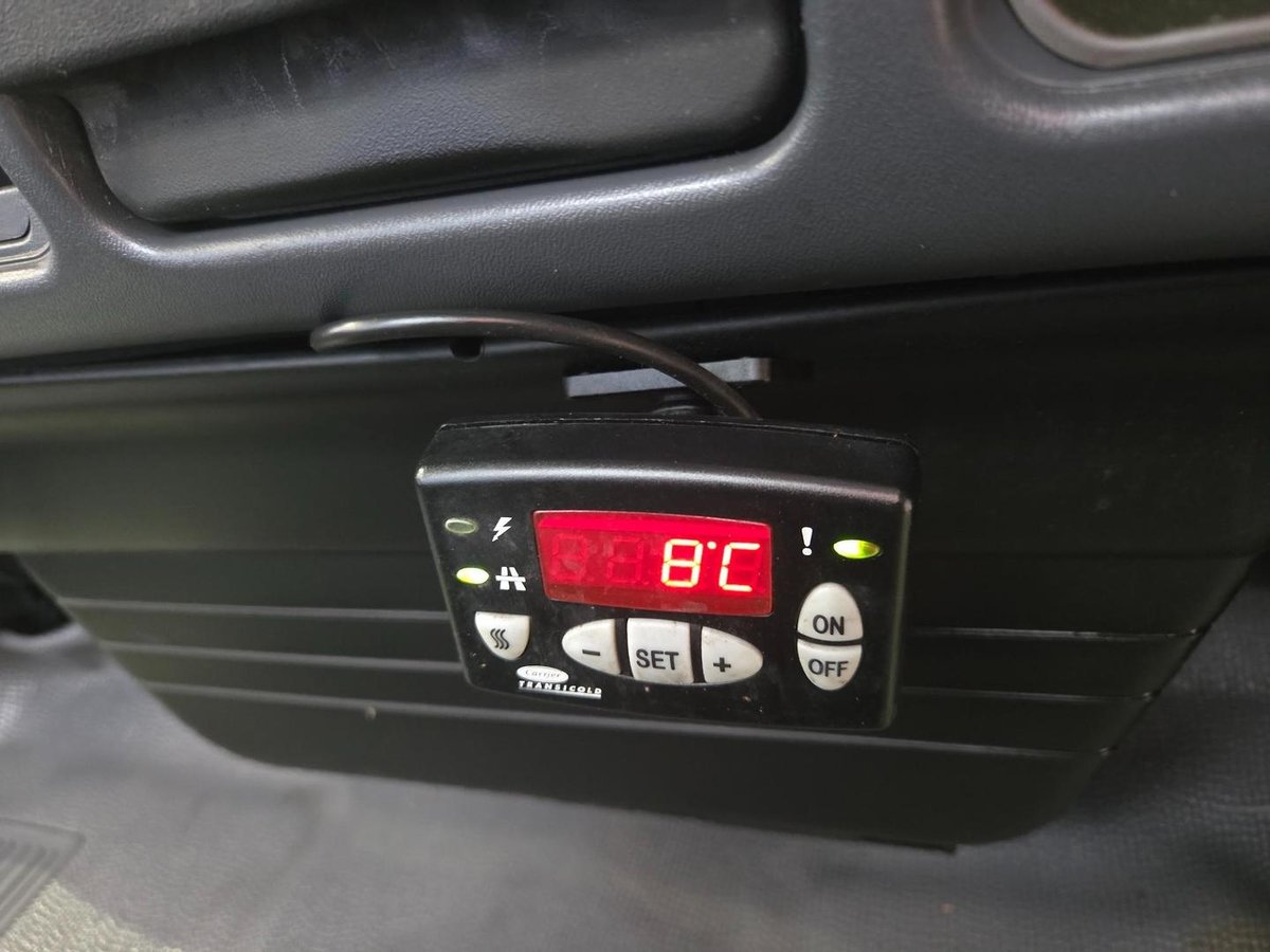 2006 Isuzu Npr400 8 Pallet Refrigerated Tautiner image 23