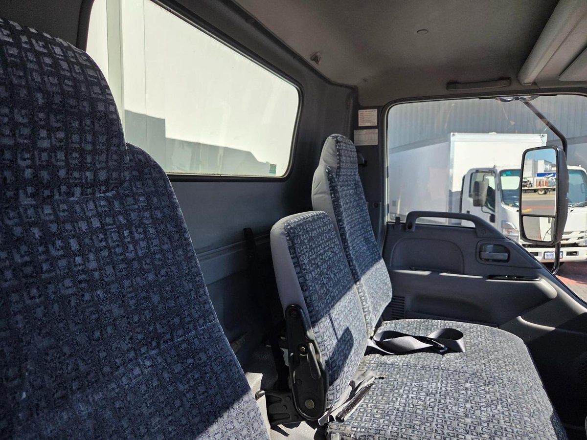 2006 Isuzu Npr400 8 Pallet Refrigerated Tautiner image 16