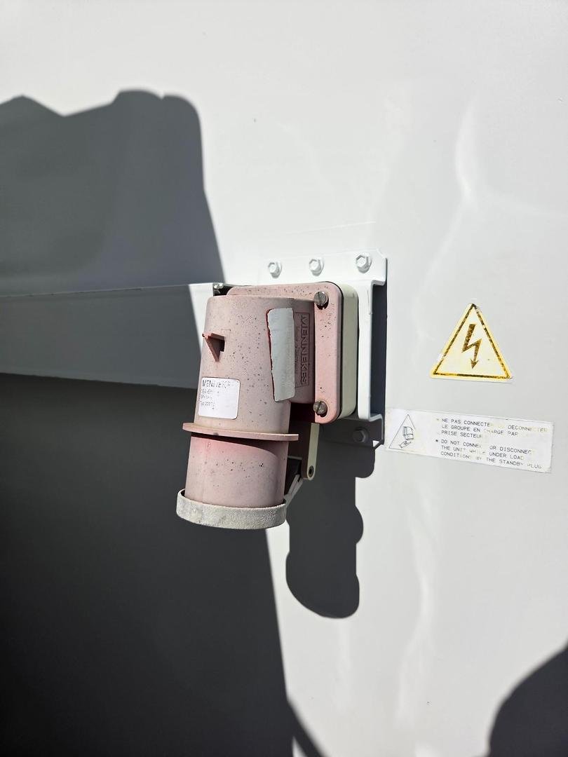 2006 Isuzu Npr400 8 Pallet Refrigerated Tautiner image 6