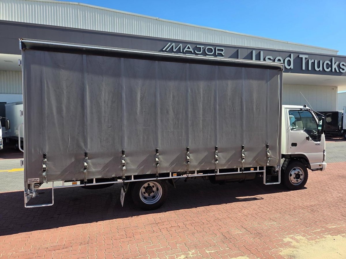 2006 Isuzu Npr400 8 Pallet Refrigerated Tautiner image 19