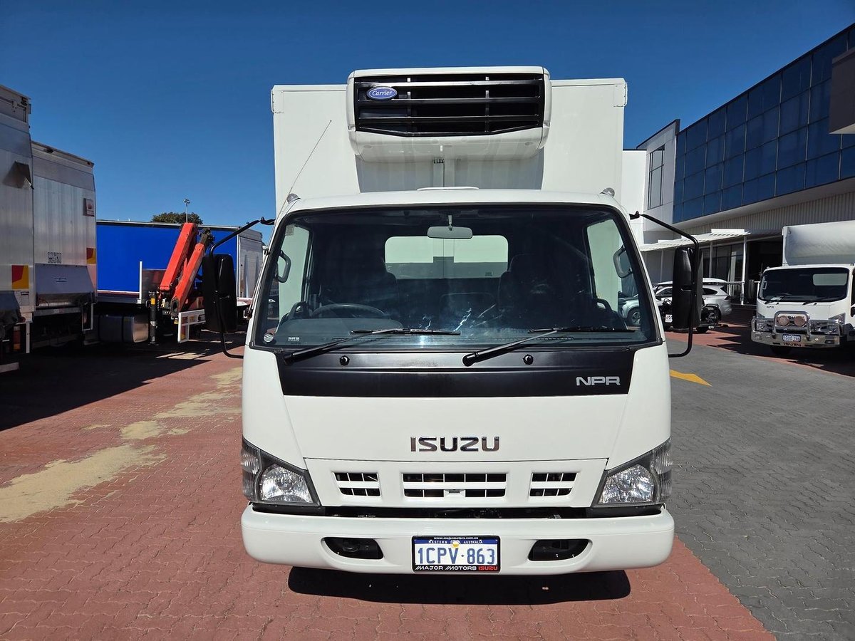 2006 Isuzu Npr400 8 Pallet Refrigerated Tautiner image 8