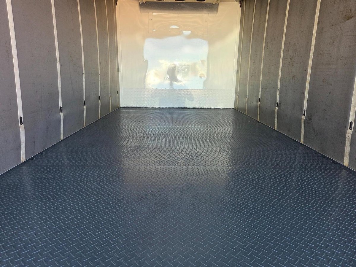 2006 Isuzu Npr400 8 Pallet Refrigerated Tautiner image 9