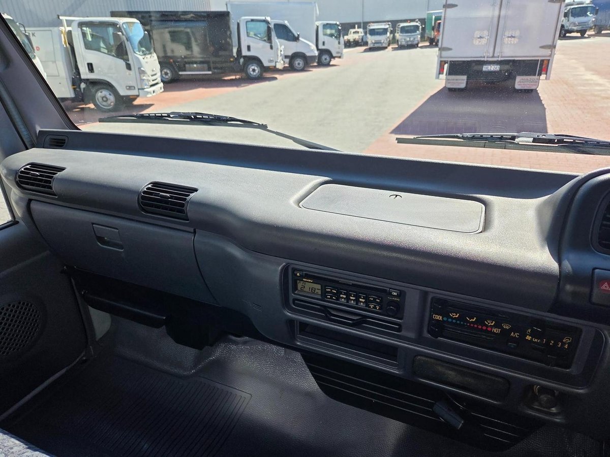 2006 Isuzu Npr400 8 Pallet Refrigerated Tautiner image 22