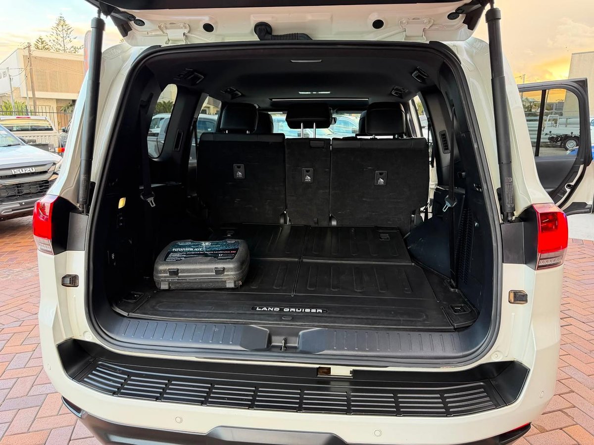 2022 Toyota Landcruiser Sahara FJA300R 4X4 Dual Range image 14