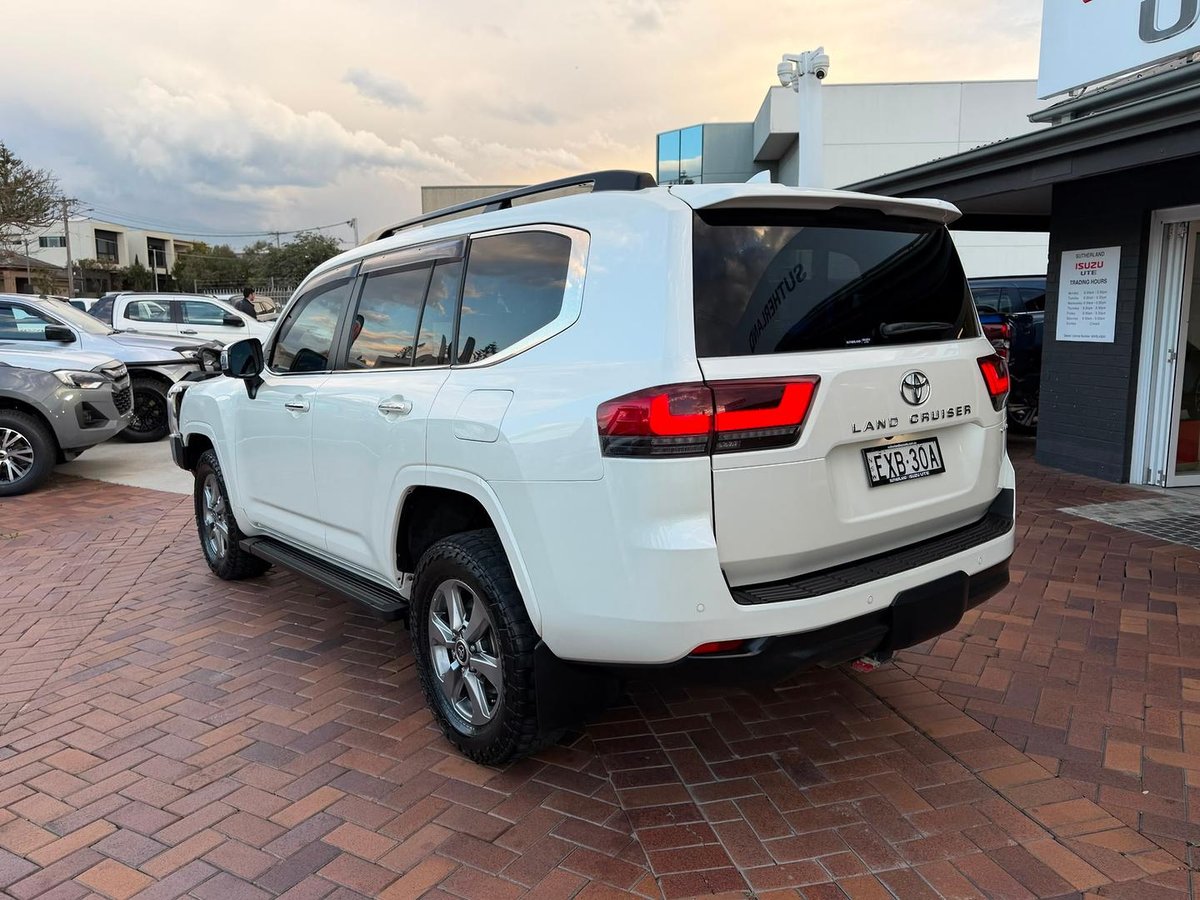 2022 Toyota Landcruiser Sahara FJA300R 4X4 Dual Range image 8