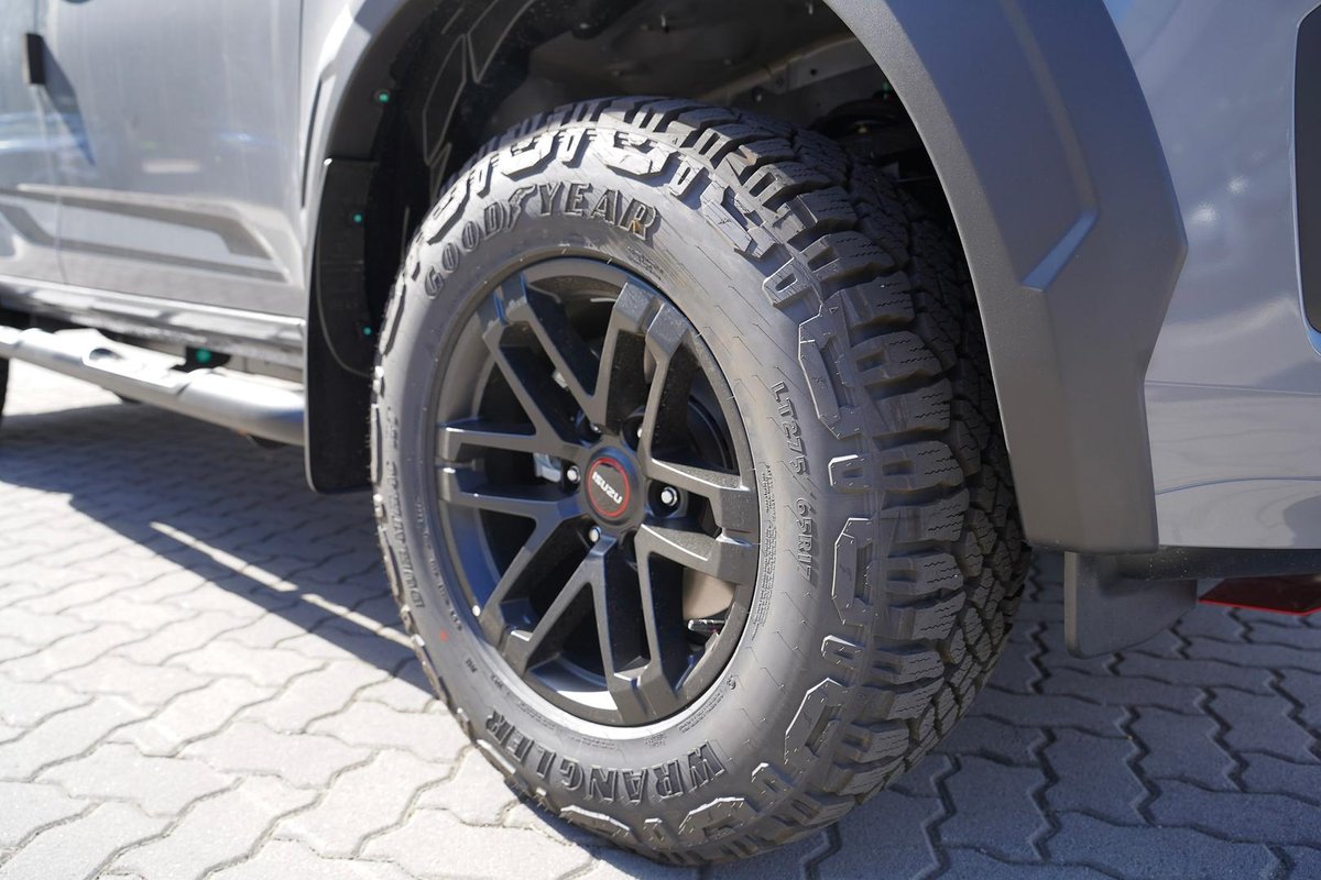 2025 Isuzu D-MAX BLADE MY25.5 4X4 Dual Range image 11
