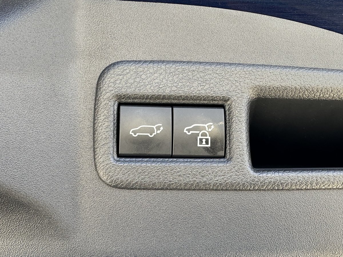 2024 Toyota BZ4X Standard 2WD 71.4 kWh Li-ion batt Automatic Wagon image 8