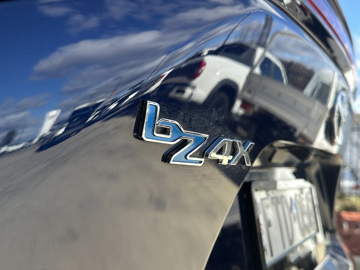 2024 Toyota BZ4X Standard 2WD 71.4 kWh Li-ion batt Automatic Wagon image 9