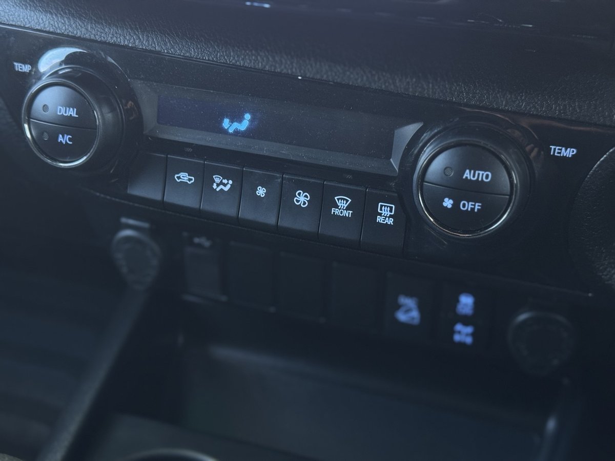 2017 Toyota Hilux 4x4 image 13