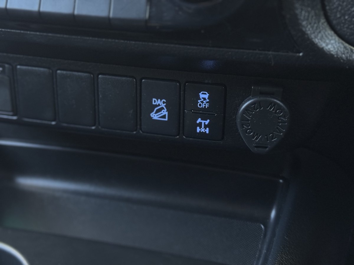 2017 Toyota Hilux 4x4 image 14