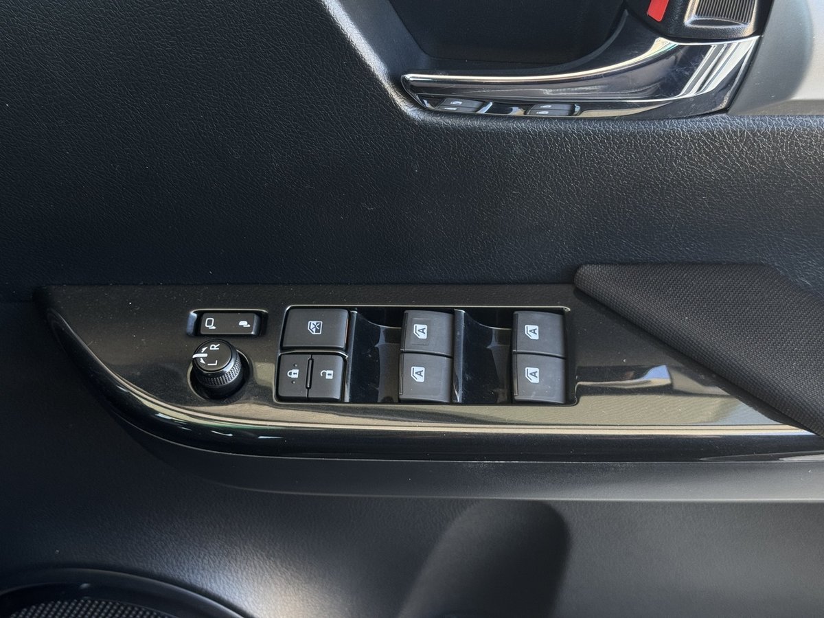 2017 Toyota Hilux 4x4 image 23