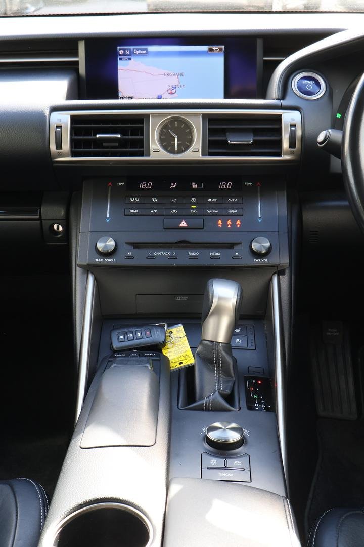 2016 Lexus IS 300h Luxury AVE30R image 17
