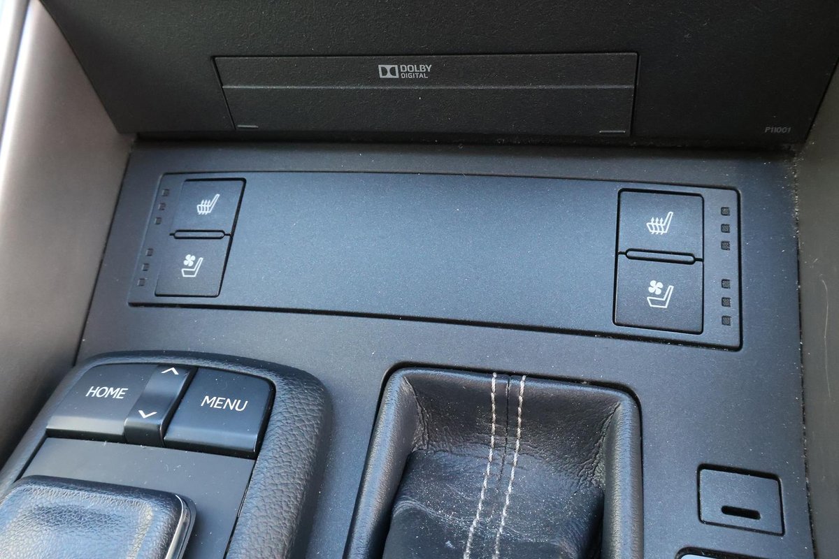 2016 Lexus IS 300h Luxury AVE30R image 19