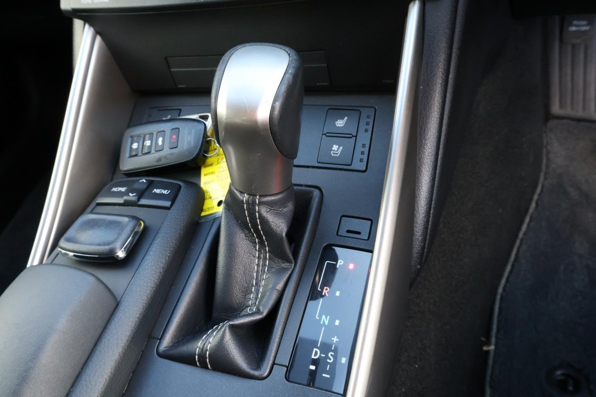 2016 Lexus IS 300h Luxury AVE30R image 20
