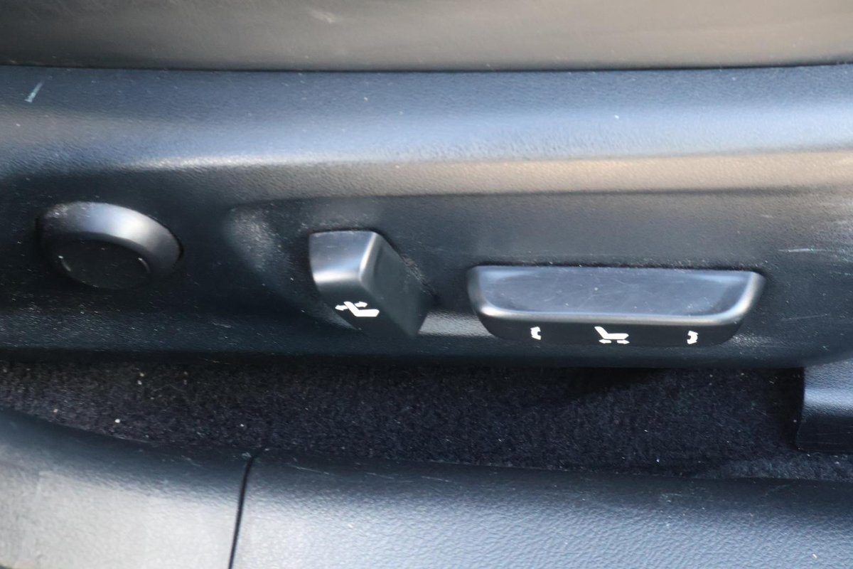 2016 Lexus IS 300h Luxury AVE30R image 23