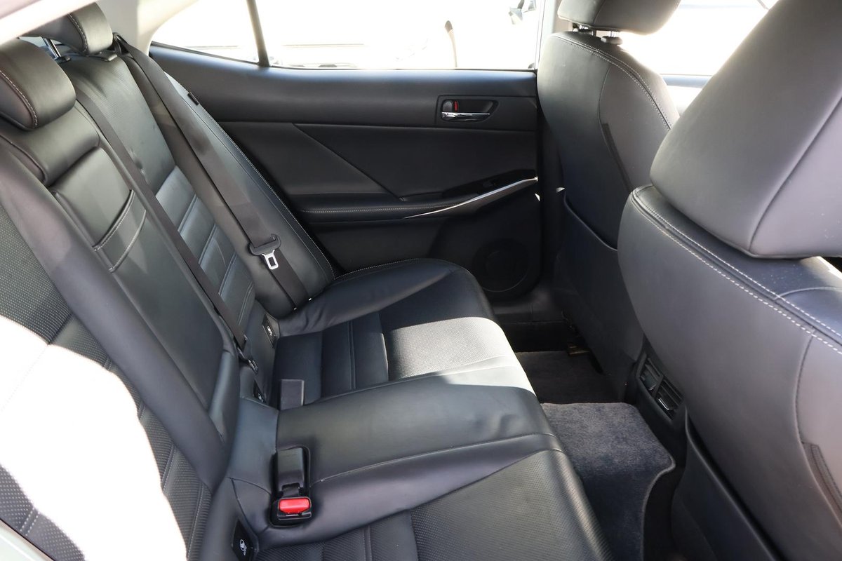2016 Lexus IS 300h Luxury AVE30R image 24