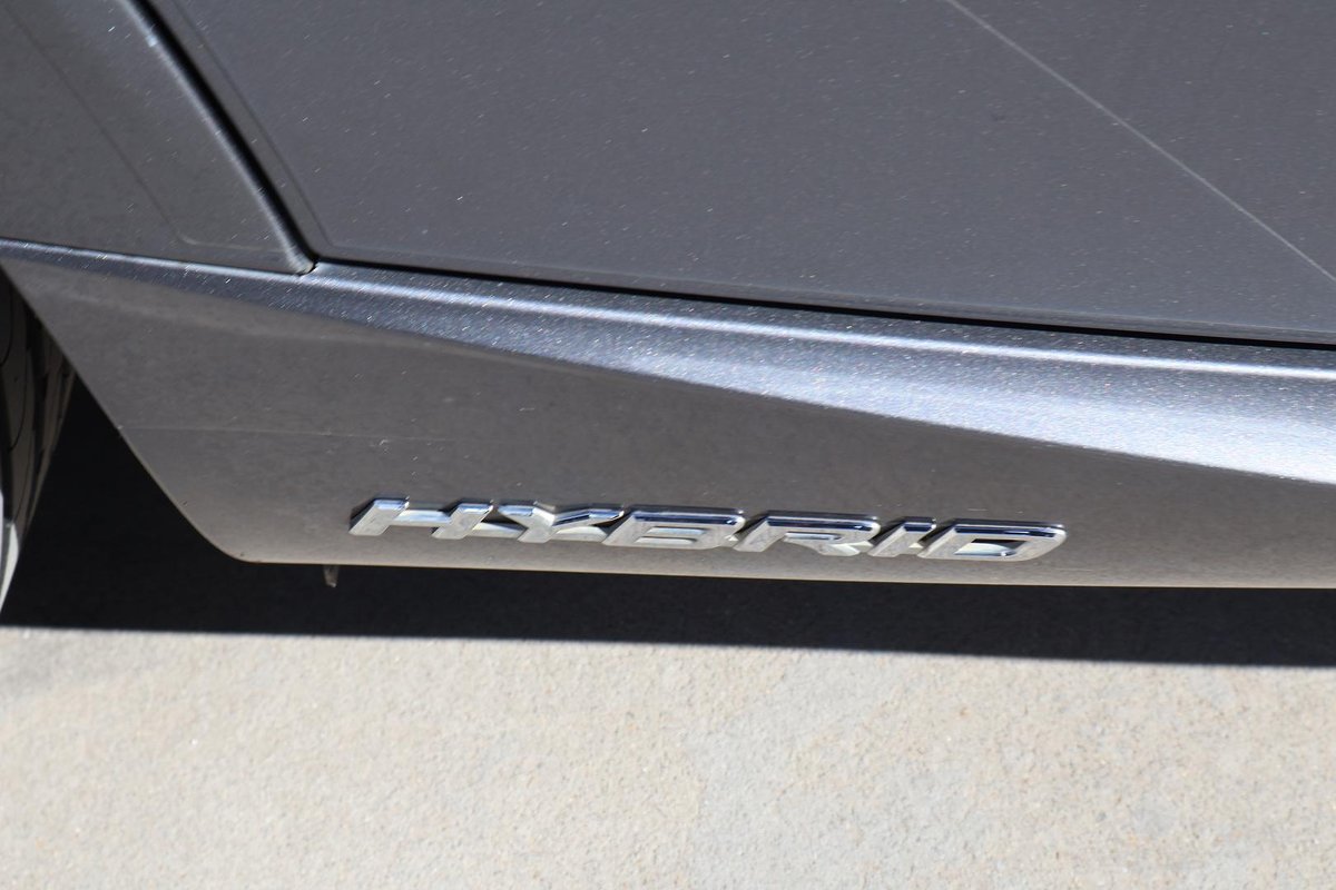 2016 Lexus IS 300h Luxury AVE30R image 32