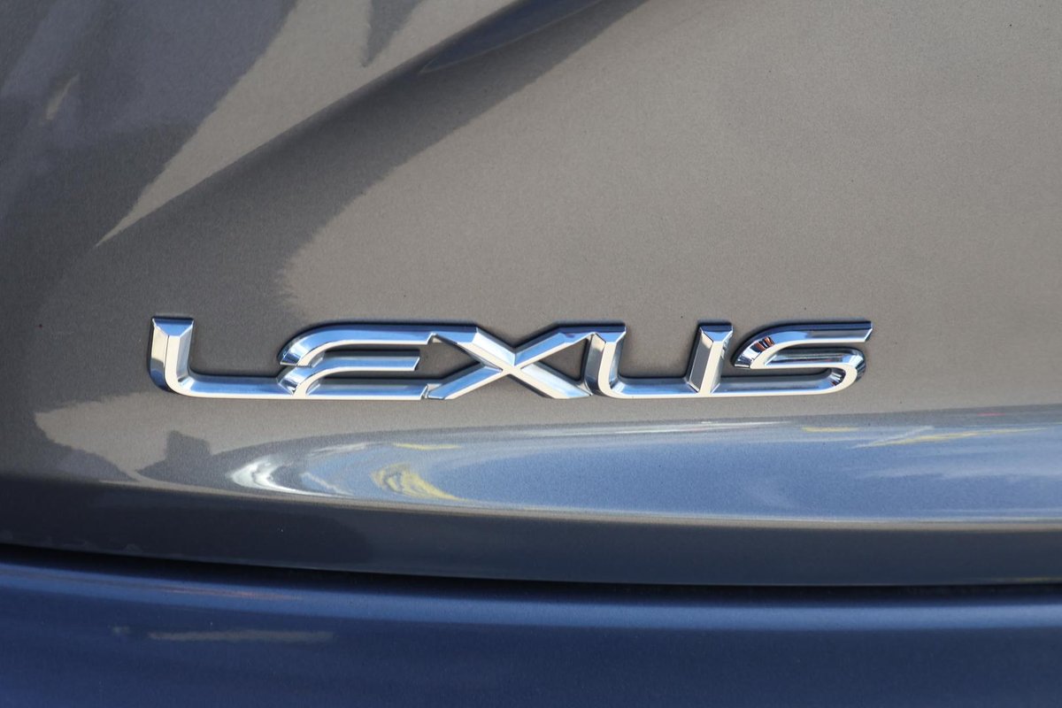 2016 Lexus IS 300h Luxury AVE30R image 33