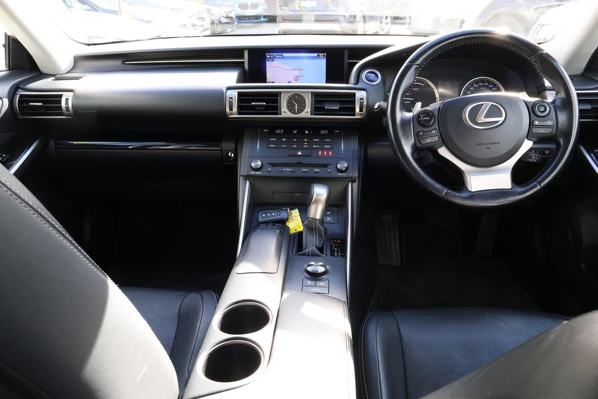 2016 Lexus IS 300h Luxury AVE30R image 8