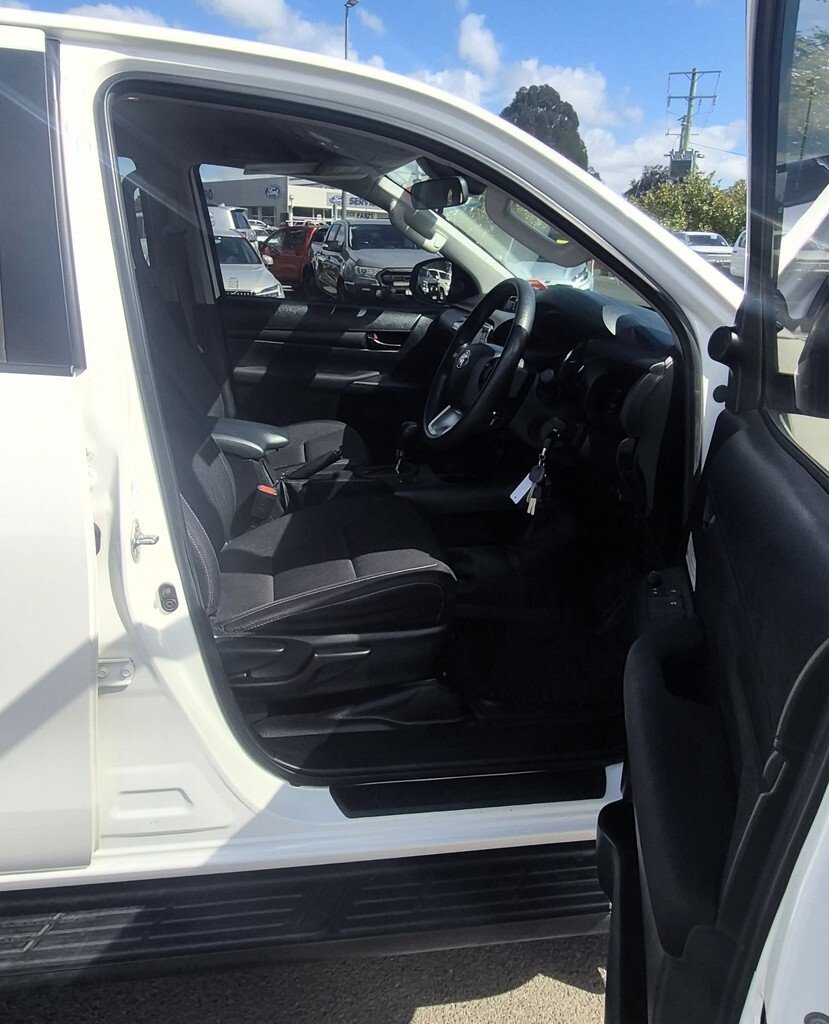 2021 Toyota Hilux 4x4 image 10