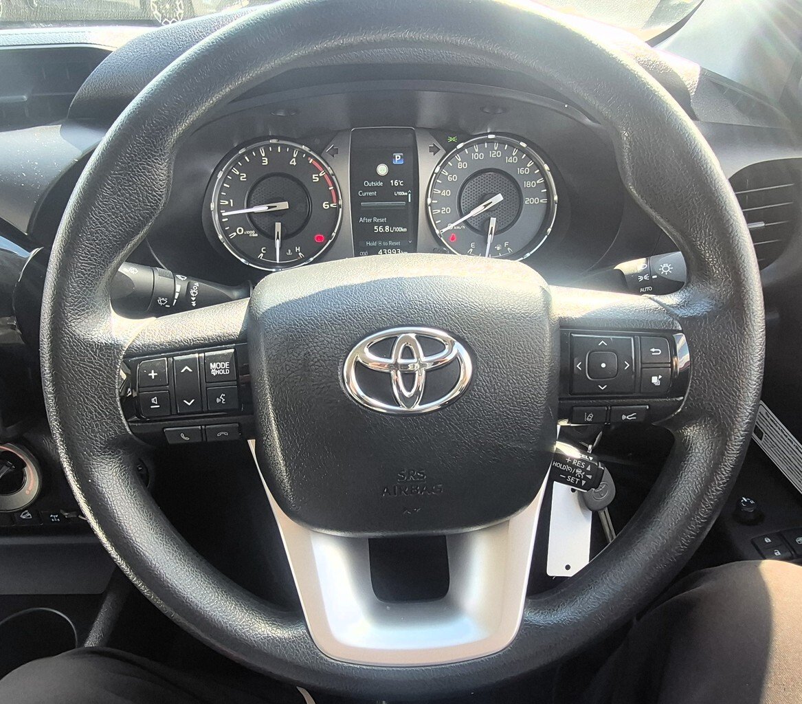 2021 Toyota Hilux 4x4 image 13