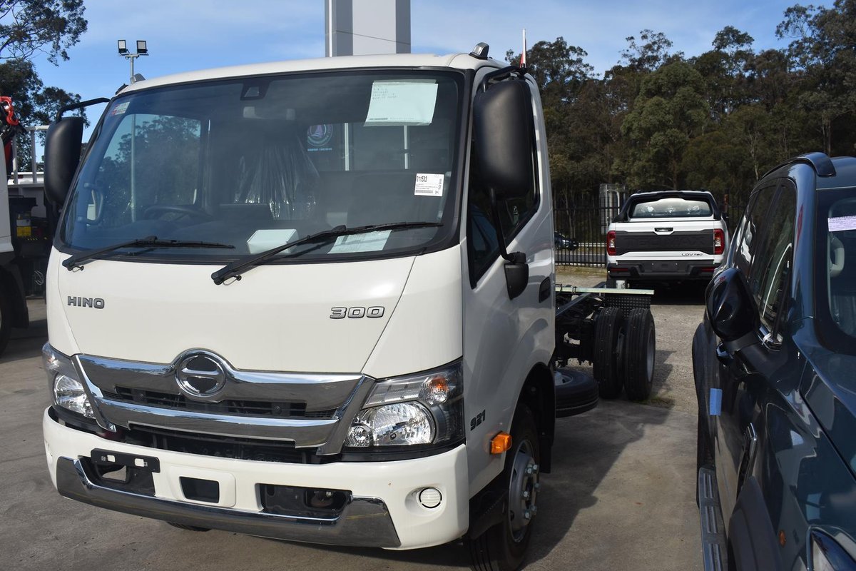 2025 Hino 300 Series 921 image 3
